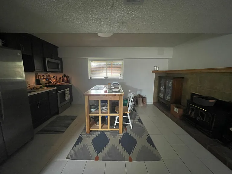 976 W Willow St — Photo 3
