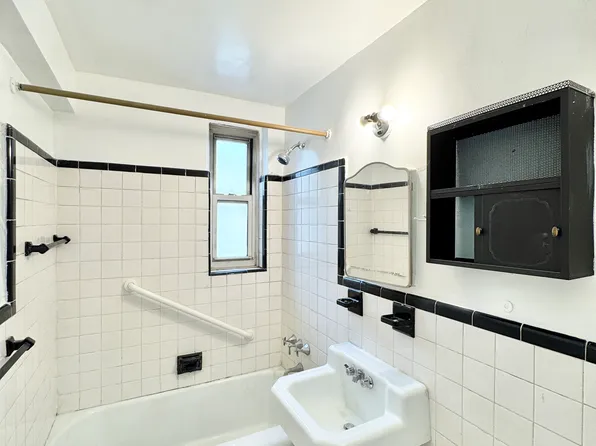 83-37 Saint James's Avenue image 5 of 8