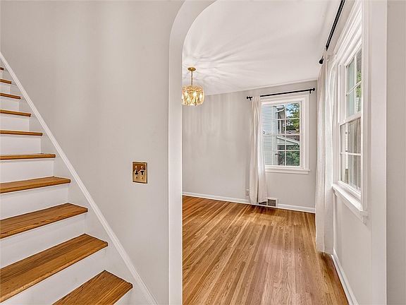 5th image of 82 Clovercrest Dr