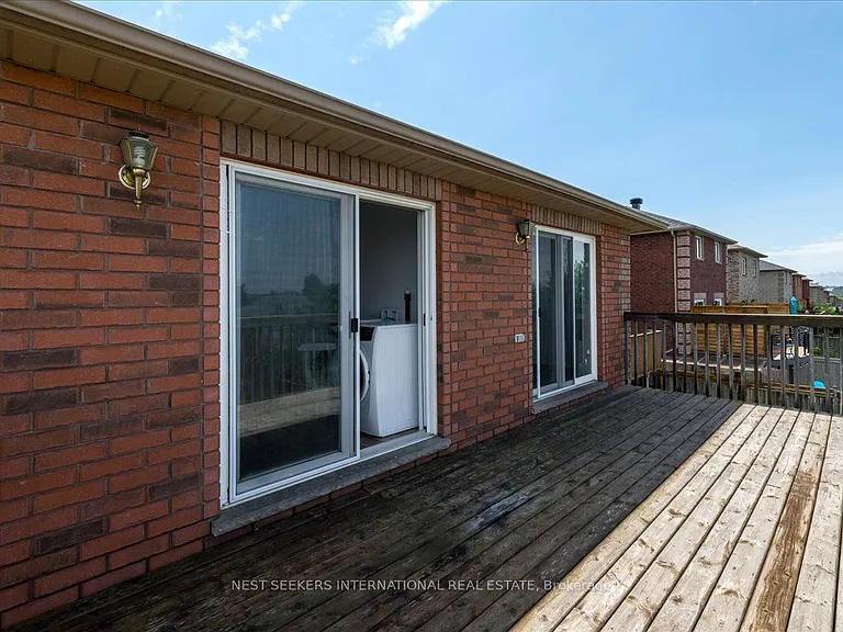 116 Courtney Cres #UPPER LEVEL — Photo 12
