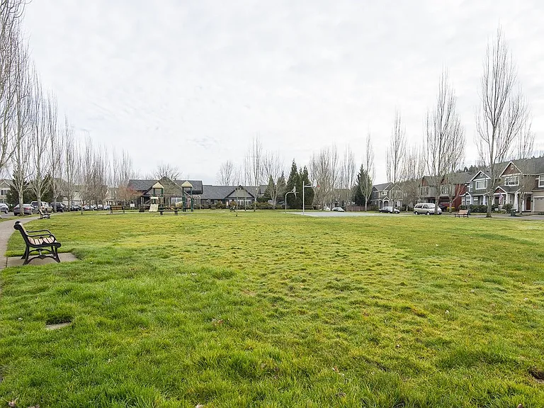 909 SE Sacha Pl — Photo 28