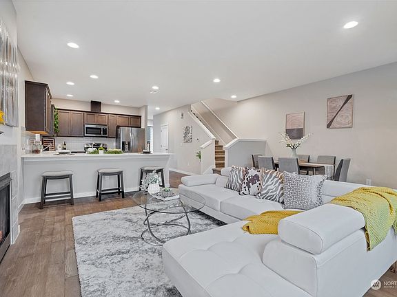 3rd image of 1437 E 48TH ST LOT 4-19