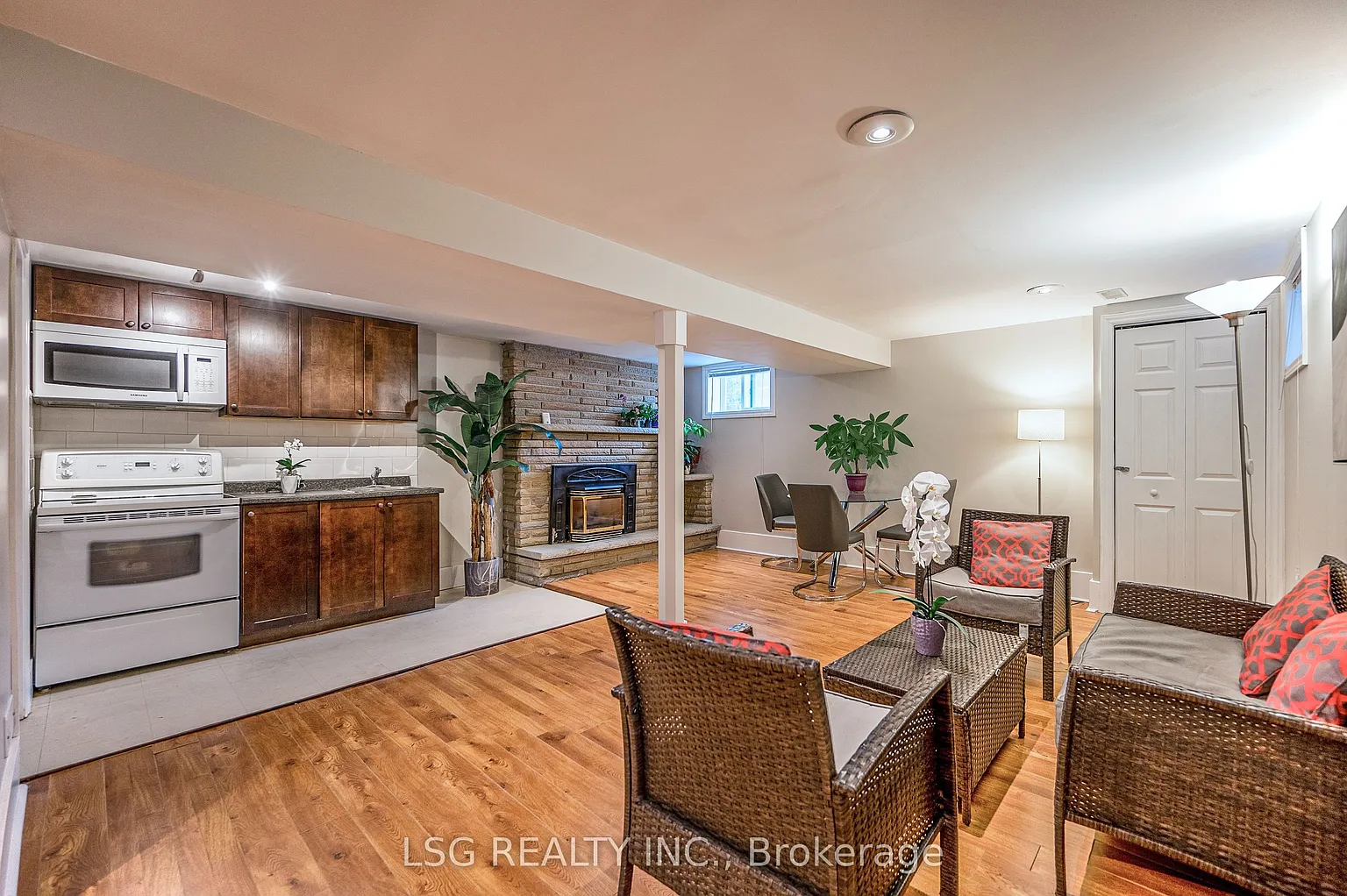 182 Lawrence Ave W photo 1