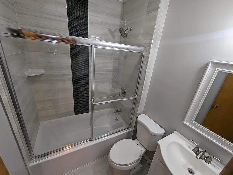 1093 Summit Ave #10 — Photo 9