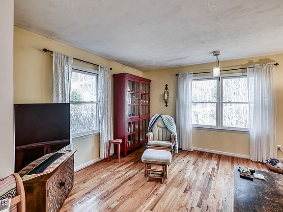 5th image of 210 Blackberry Cove Cir