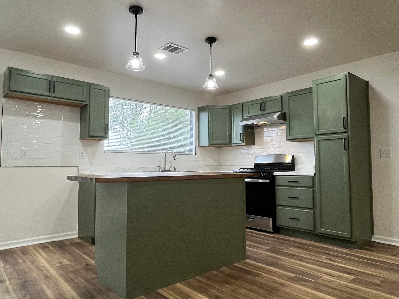 4 bed, 1800 sqft, $2,300 — Photo 4