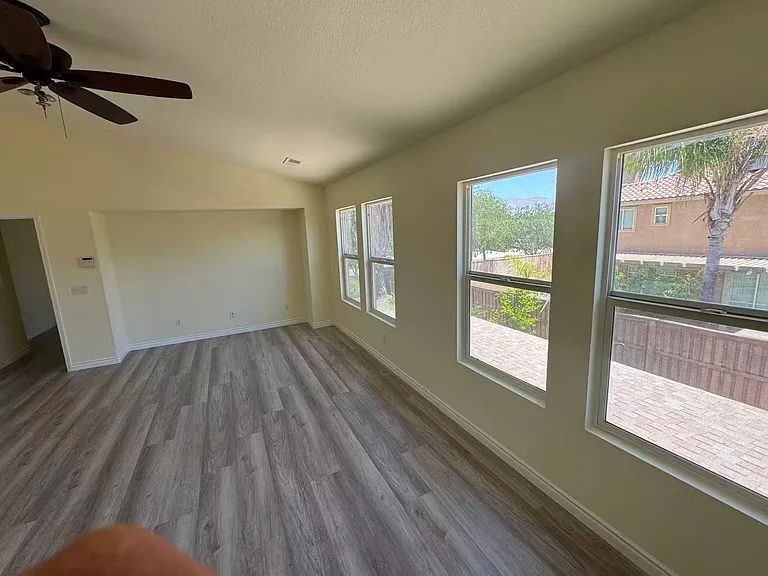 1070 Hawthorne Dr — Photo 15
