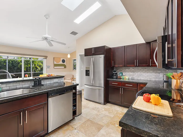 1325 Bayport Ave — Photo 10