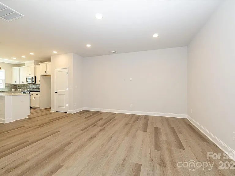 10037 Mamillion Dr — Photo 3