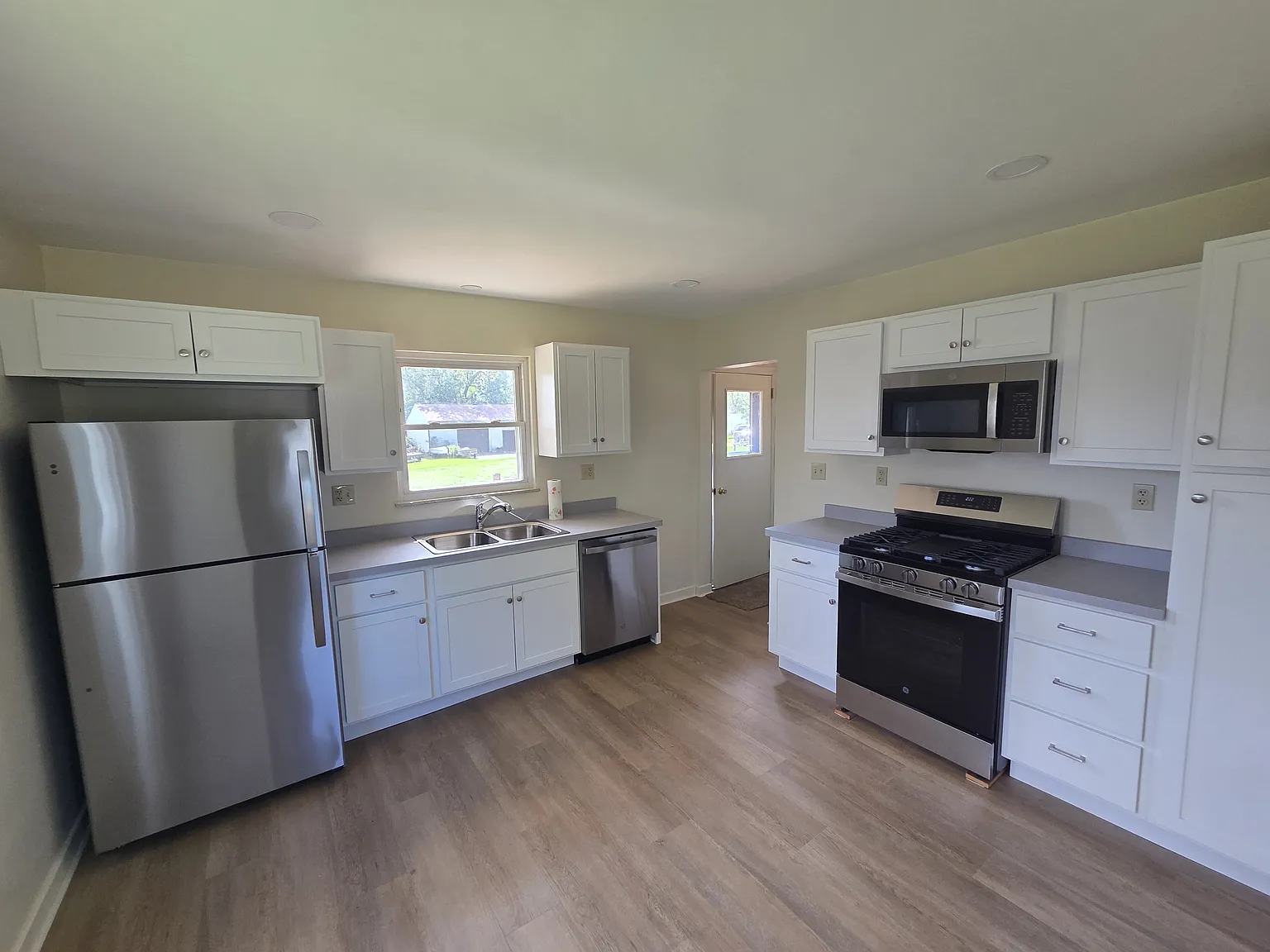 3 bed, 988 sqft, $1,300 — Photo 3