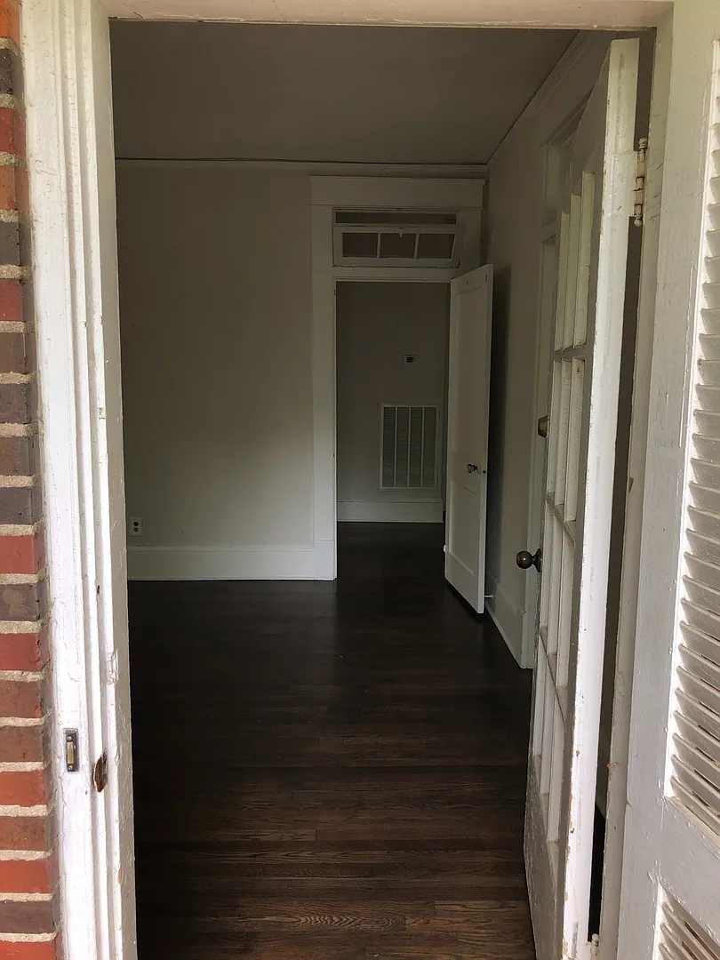 Open Concept Living and Close to Downtown — Photo 2