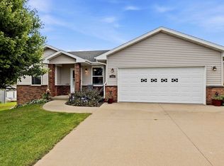 7686 S Westbrook Dr, Dubuque, IA 52002