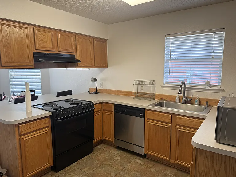 625 Raven Dr — Photo 2