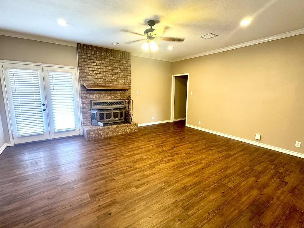 4 bed, 2.0 bath, 1902 sqft, $2,500 — Photo 2