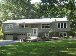 23 Barcelona Dr, Clifton Park, NY 12065