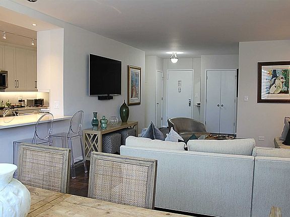 4th image of 27010 Grand Central Pkwy APT 3G
