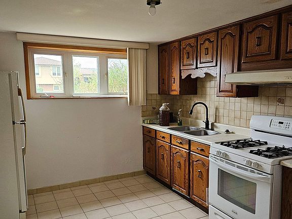 2nd image of 115 Deerhurst Rd #Basement