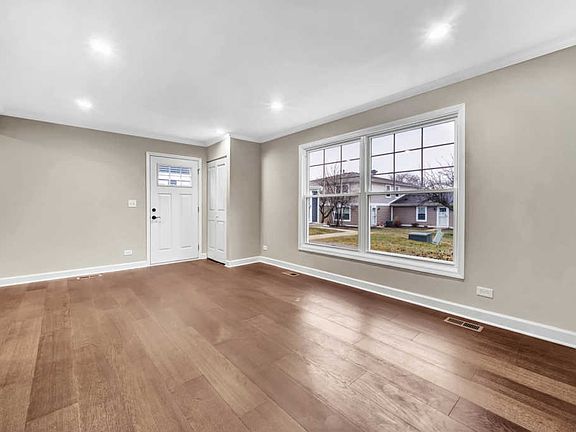 3rd image of 311 Farmingdale Cir