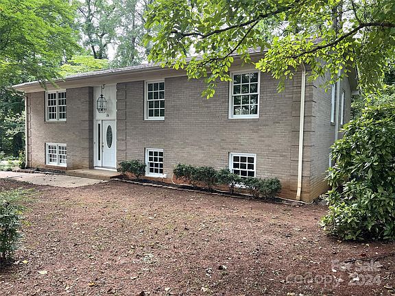 2nd image of 136 Dogwood Ln