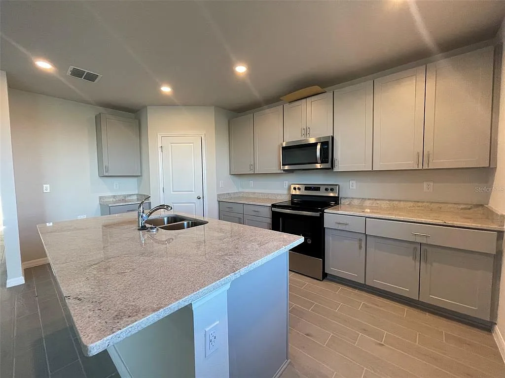 4 bed, 3.0 bath, 2631 sqft, $2,900 — Photo 3