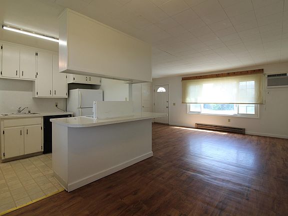 4th image of 804 Symons St