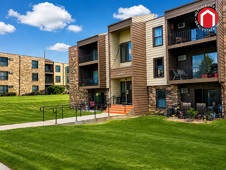 4440 S Poplar St #301 — Photo 9