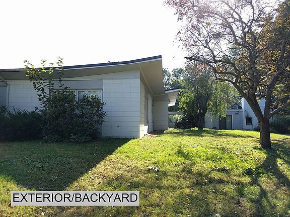 EXTERIOR/BACKYARD