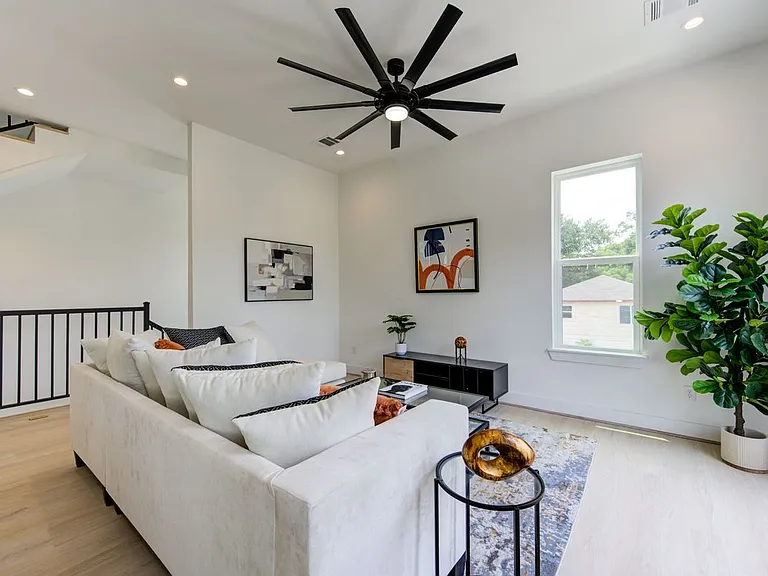 2310 Reinerman St — Photo 24
