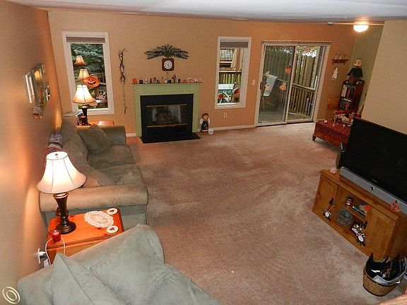 3rd image of 42350 Saratoga Cir