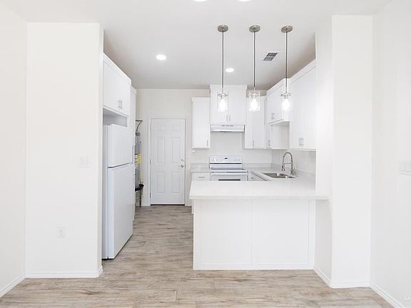 4th image of 2020 Valley Cir #C