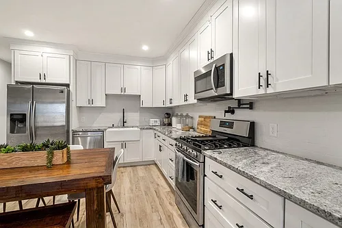 142 W 8th St #1 Photo 1