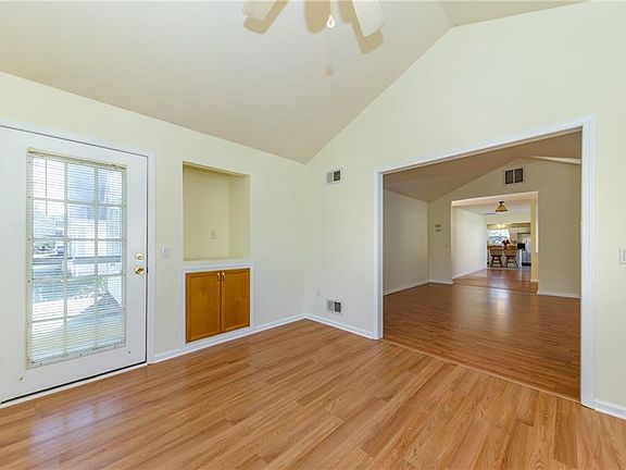 5th image of 2422 Woodbine Ln
