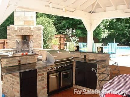 Cooking area and Fireplace : Great entertaining home.