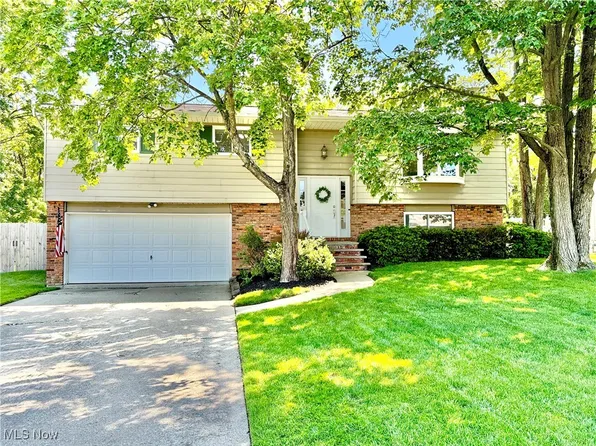 1179 Constitution Dr, Brunswick, OH 44212