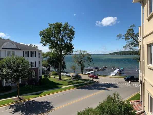 335 Wrigley Dr #J, Lake Geneva, WI 53147