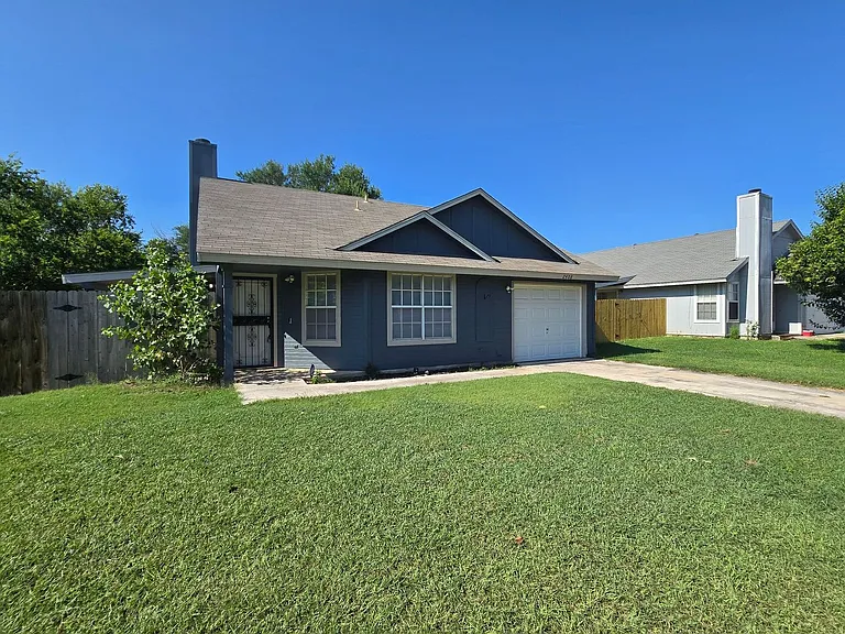 2408 Windmill Dr — Photo 2