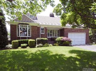33 Fairwater Ave, Massapequa, NY 11758