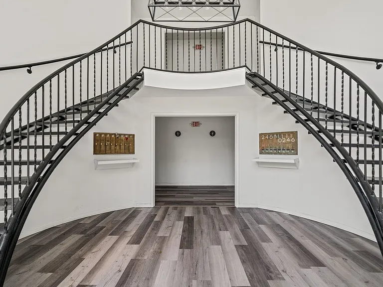Gorgeous Renovated 1 & 2 Bedroom Apartment @ 1512 Court — Photo 11
