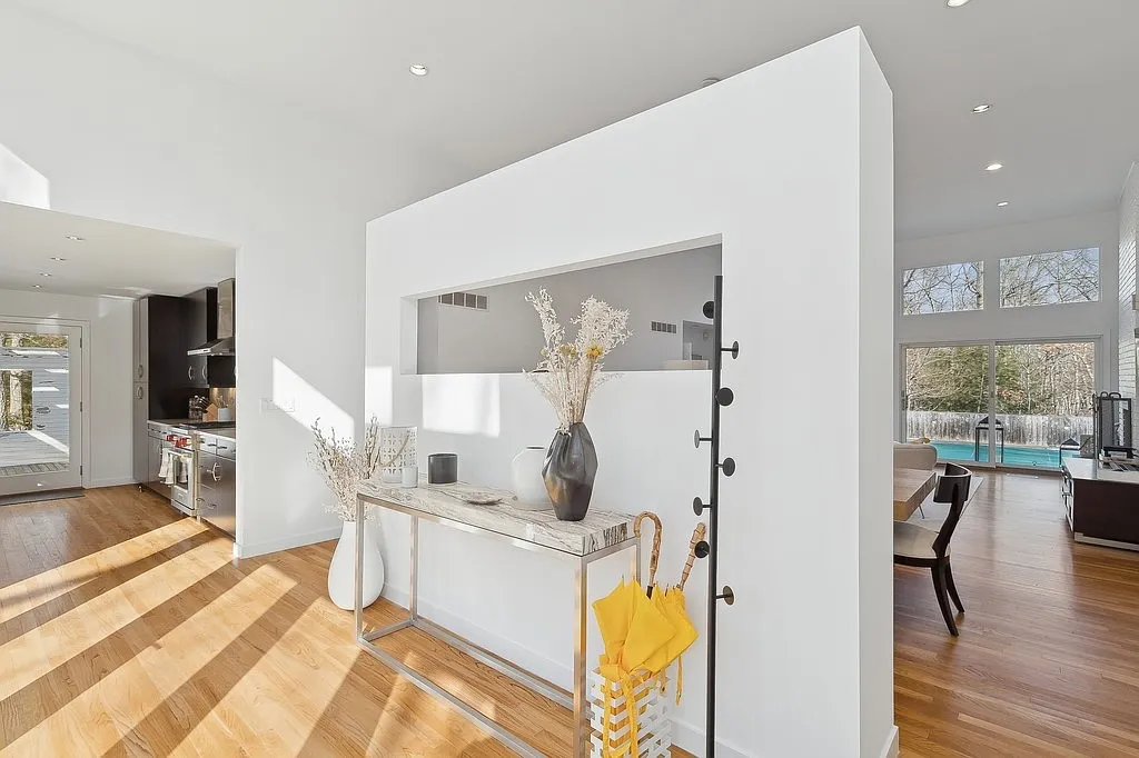 Private East Hampton Retreat with Pool & Hot Tub — Photo 4