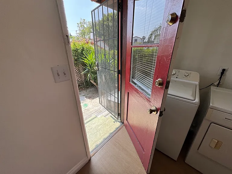 902 Alandele Ave #902 — Photo 26