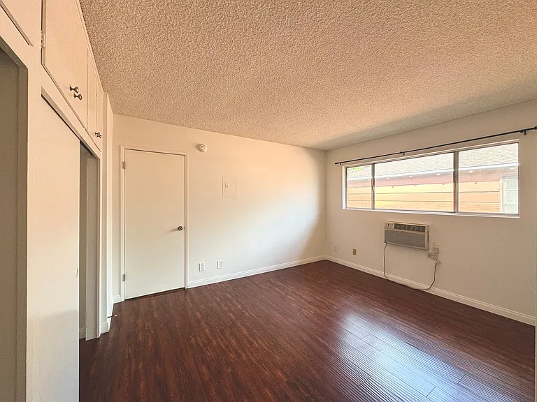 2106 S Bentley Ave — Photo 15