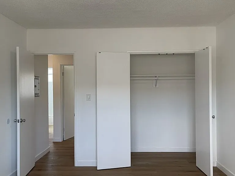 Van Ness Apartments — Photo 16