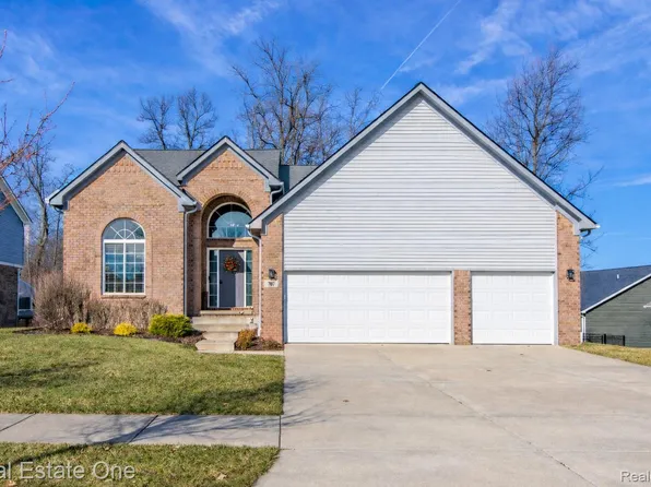 707 6th St, Fenton, MI 48430