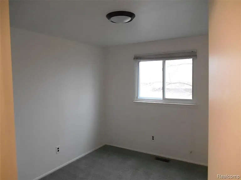 1440 W Elmwood Ave — Photo 16
