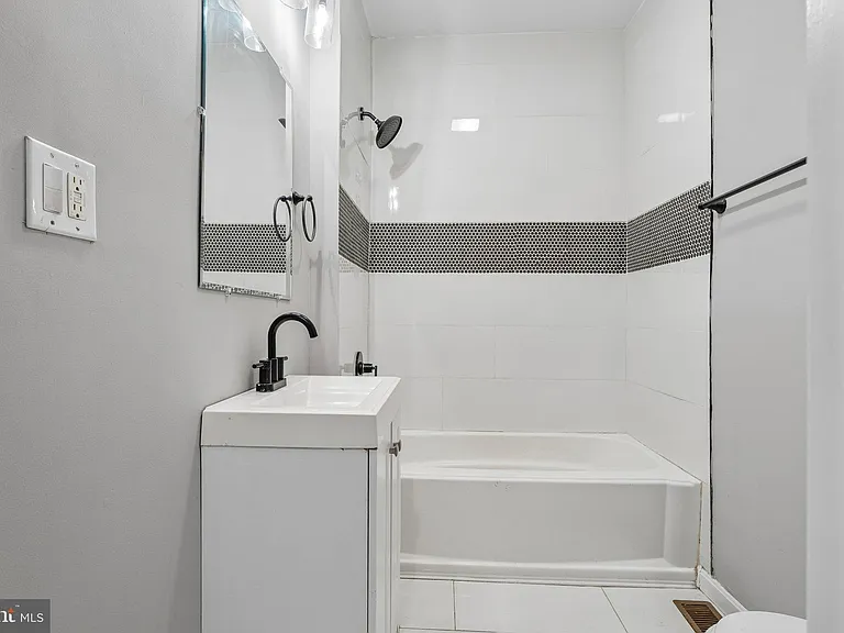 2817 Pelham Ave — Photo 16