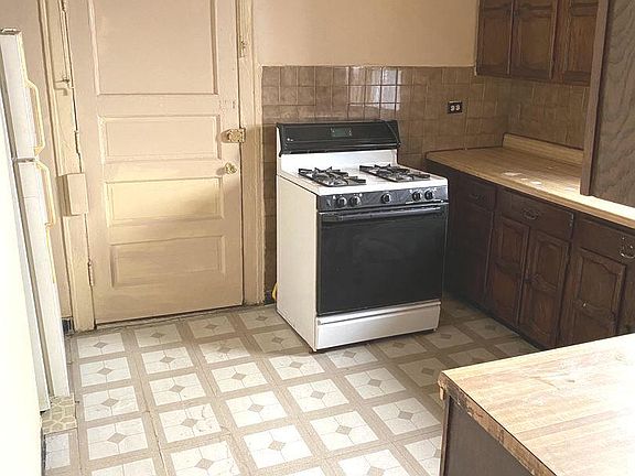 4th image of 4914 N Avers Ave