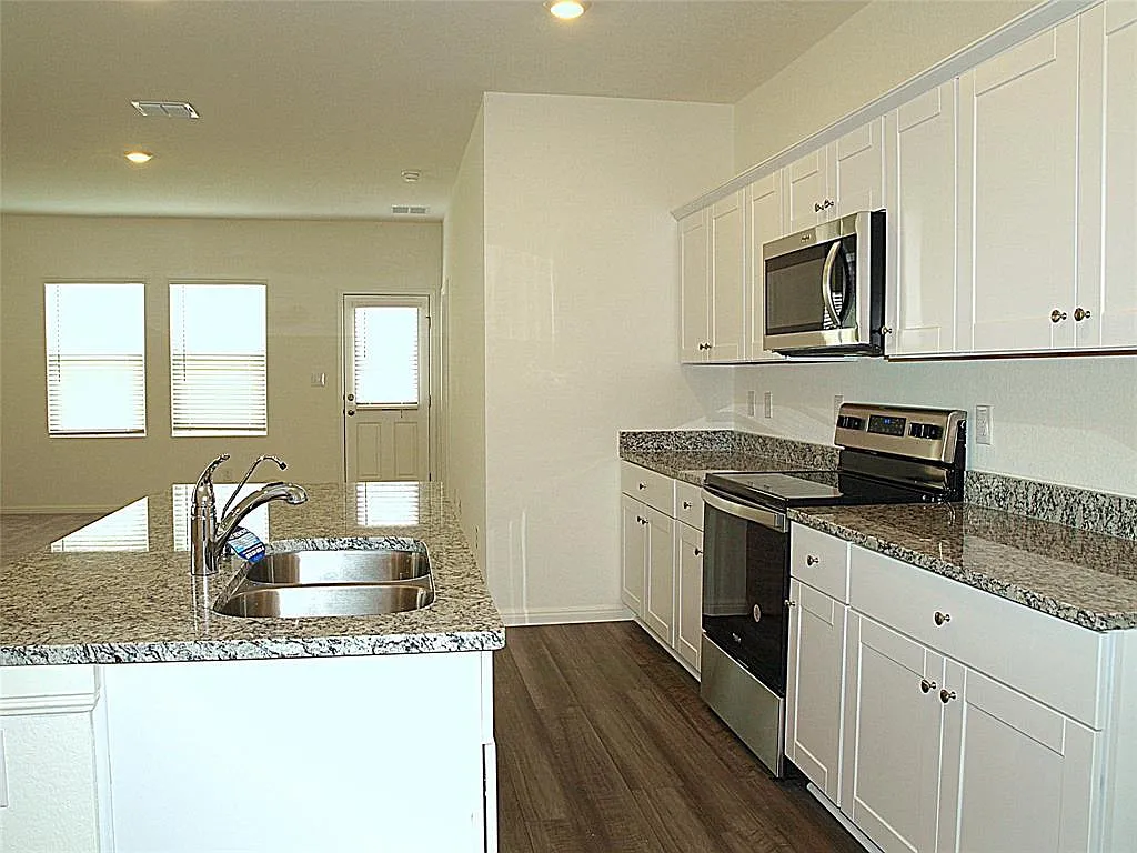 3 bed, 2.0 bath, 1522 sqft, $1,800 — Photo 2