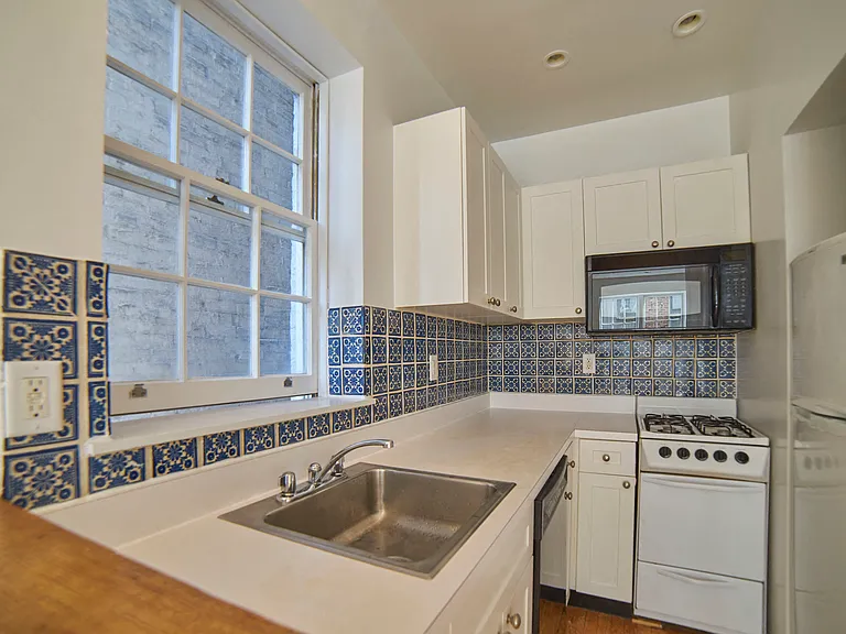 304 E 92nd St #4R — Photo 4