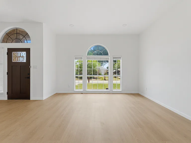 2201 Woodglen Dr — Photo 11