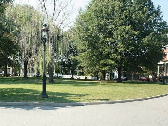 2nd image of 13 Centre Hill Ct